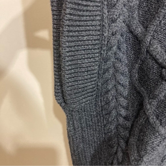 *Sold Wilfred Emporia Vest 100% Wool Sz Medium Grey Cable Knit - Picture 6 of 8
